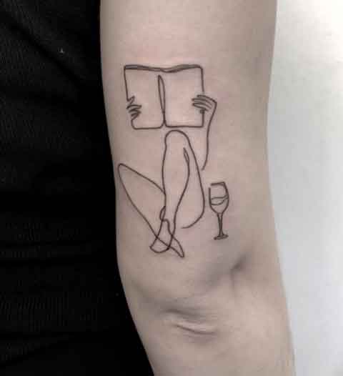 tatuaje leer y tomar vino