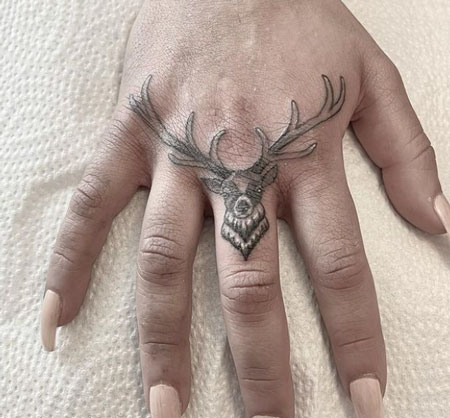 tatuaje venado en la mano