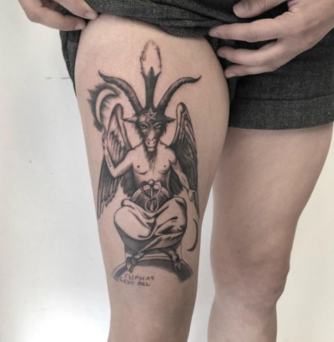 baphomet tattoo en pierna
