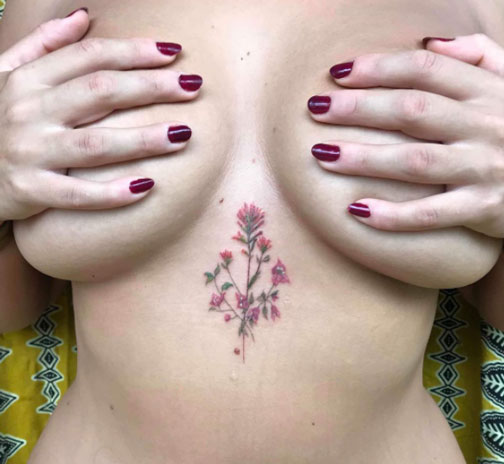 tattoo al centro de los senos
