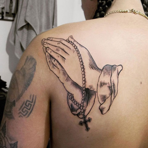 tattoo manos y rosario