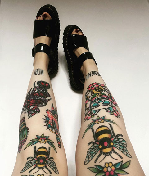 tatuaje abejas en rodillas