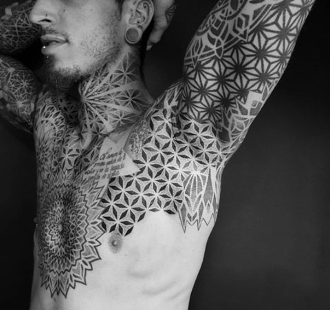 tatuaje geometria en axila