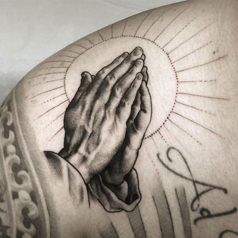 tatuaje manos orando en clavicula