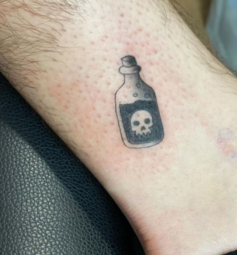 tatuaje pequeño de botella de veneno