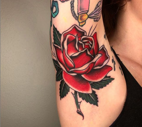 tatuaje rosa en axila