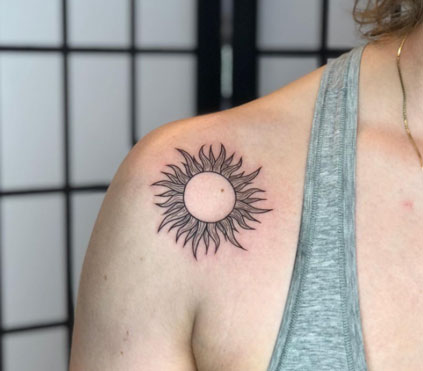 tatuaje de sol en clavicula