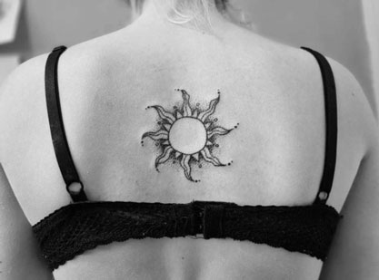 tatuaje de sol en la espalda