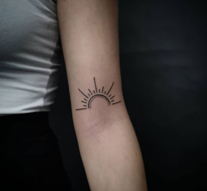 tatuaje linework de sol
