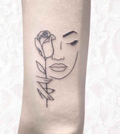 tatuaje silueta flor y rostro