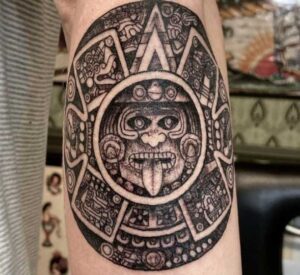 tatuaje negro y gris azteca