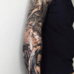 tatuaje religioso en brazo completo