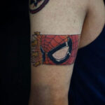hombre araña tattoo en brazo