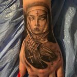 tattoo de monja en la mano